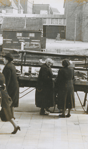 875356 Portret van straatventster Johanna van den Brink-Droogenbroek (1863-1945) uit Wijk C, met als bijnaam 'Na de ...